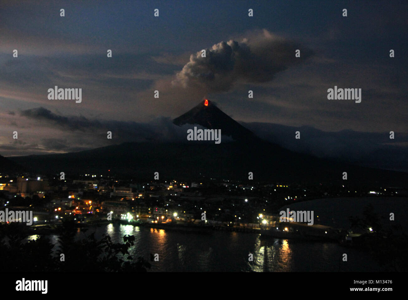 Legaspi, Philippinen. 25. Januar, 2018. Philippinen. 25 Jan, 2018. Mt. Mayon volcano Eruption mit der legaspi City Landscape vordergründe am 4:40 pm am Jan. 25, 2018. Das philippinische Institut für Vulkanologie und Seismologie (PHILVOLCS) erklärt alert Nummer 8 und breiter der Gefahrenzone 8 Kilometer Fläche nach Explosionen weiter aktiv Aktivitäten des Vulkans der vergangenen Tage. Den Berichten zufolge ist es eine Gesamtmenge von 74.000 Personen betroffen sind und 160 Mio. von Schäden in der landwirtschaftlichen Flächen. Credit: Gregorio B. Dantes jr./Pacific Press/Alamy leben Nachrichten Stockfoto