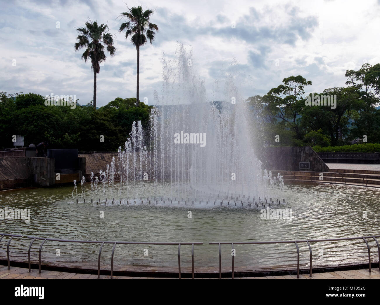 Nagasaki Peace Park Brunnen mit Palmen im Hintergrund. Stockfoto