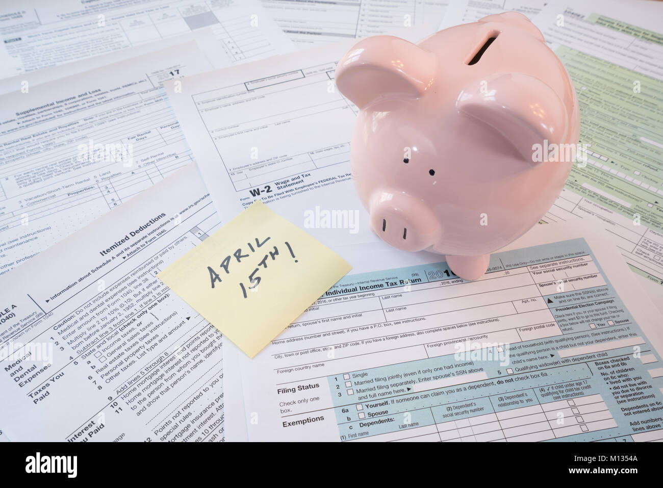 IRS Bundessteuer Formulare mit Sparschwein mit April 15. Hinweis Hinweis Stockfoto