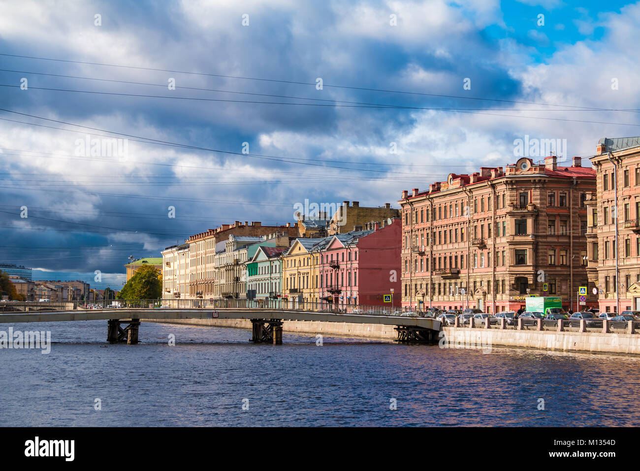 Sankt Petersburg, Russland - 12. Oktober 2017: Stadtbild mit Gorstkin Brücke und Damm des Fontanka in bewölkten Tag Stockfoto