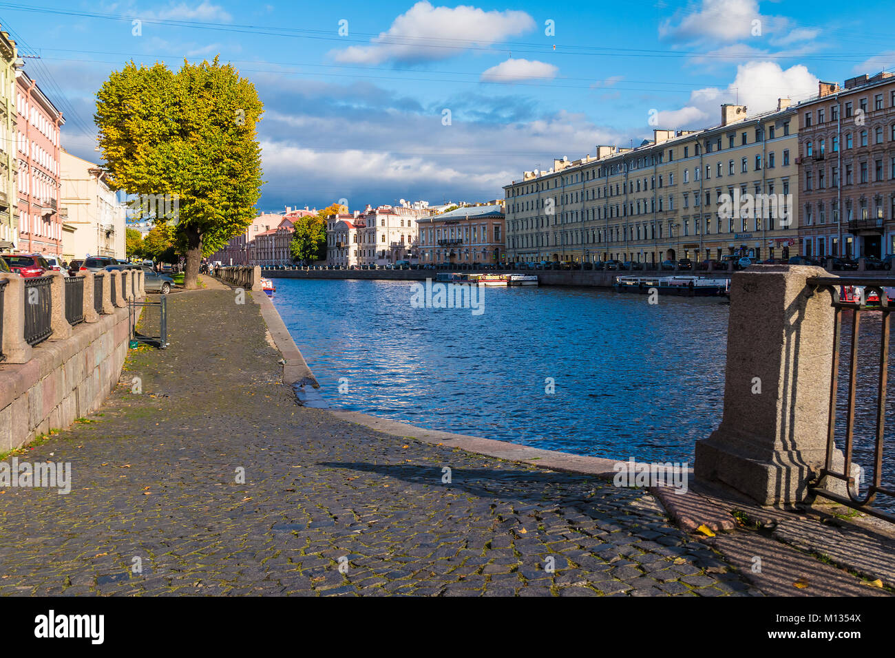 Sankt Petersburg, Russland - 12. Oktober 2017: Stadtbild mit Fontanka und seine Ufer in trüben Herbst Tag Stockfoto
