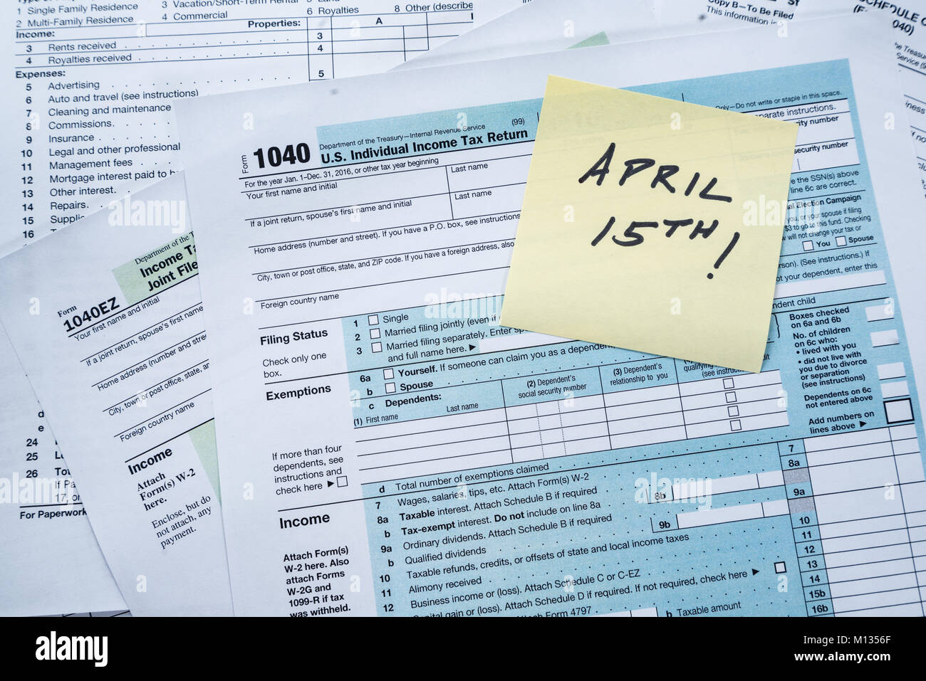 Sammlung von IRS Bundeseinkommensteuer Formen mit Erinnerung Hinweis April 15. Stockfoto
