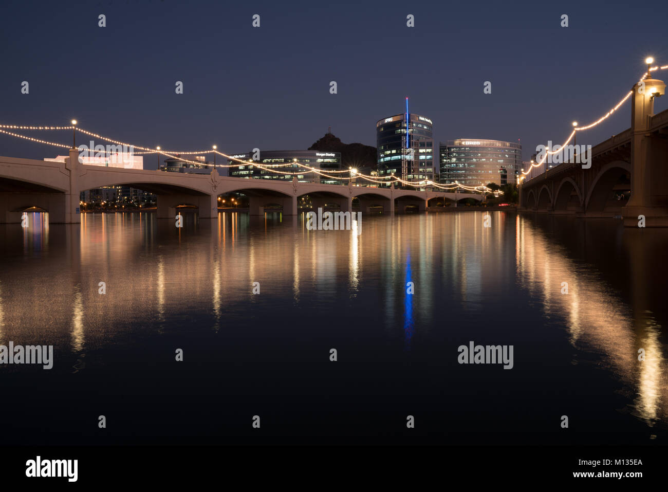 TEMPE, AZ - 25. Oktober 2017: Die Skyline von Tempe, Arizona bei Nacht über von der Salt River bei Tempe Town Lake Stockfoto