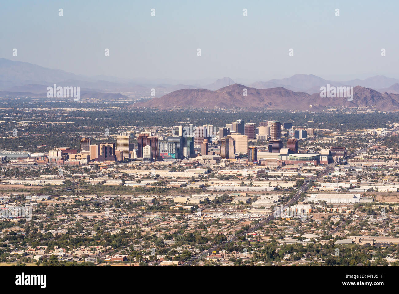 PHOENIX, AZ - 25. OKTOBER 2017: Skyline und Vorstadtausbreitung von Phoenix, Arizona von South Mountain. Stockfoto