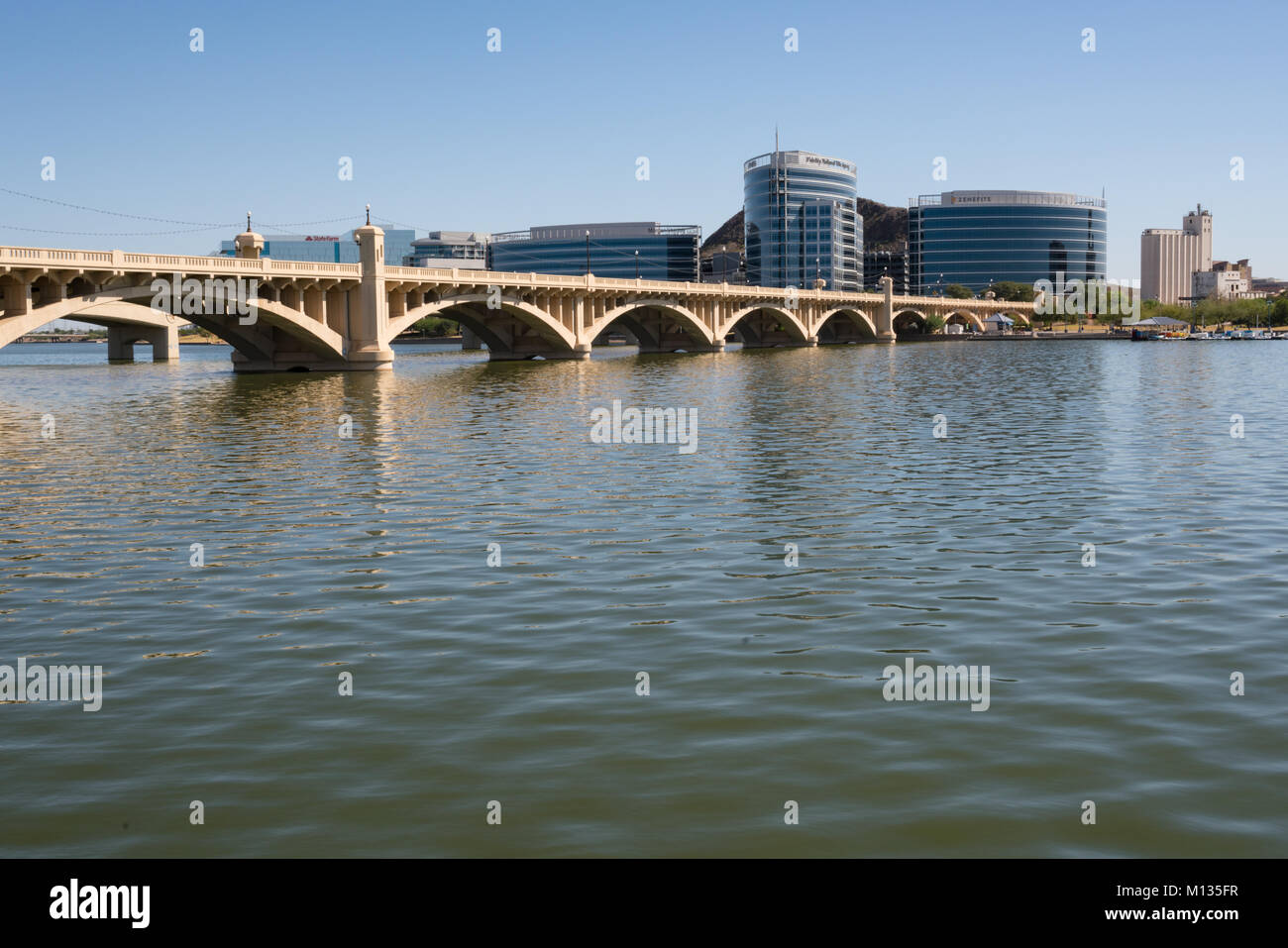 TEMPE, AZ - 25. Oktober 2017: Die Skyline der Stadt von Tempe, AZ über von der Salt River bei Tempe Town Lake Stockfoto