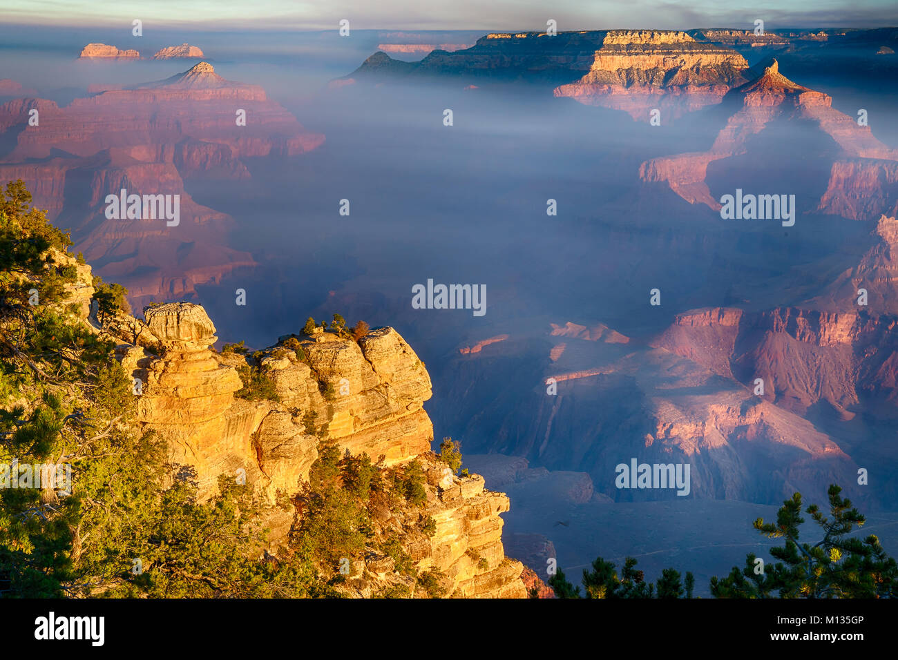 Sonnenstrahlen über den Morgennebel in Grand Canyon, Arizona vom South Rim Stockfoto