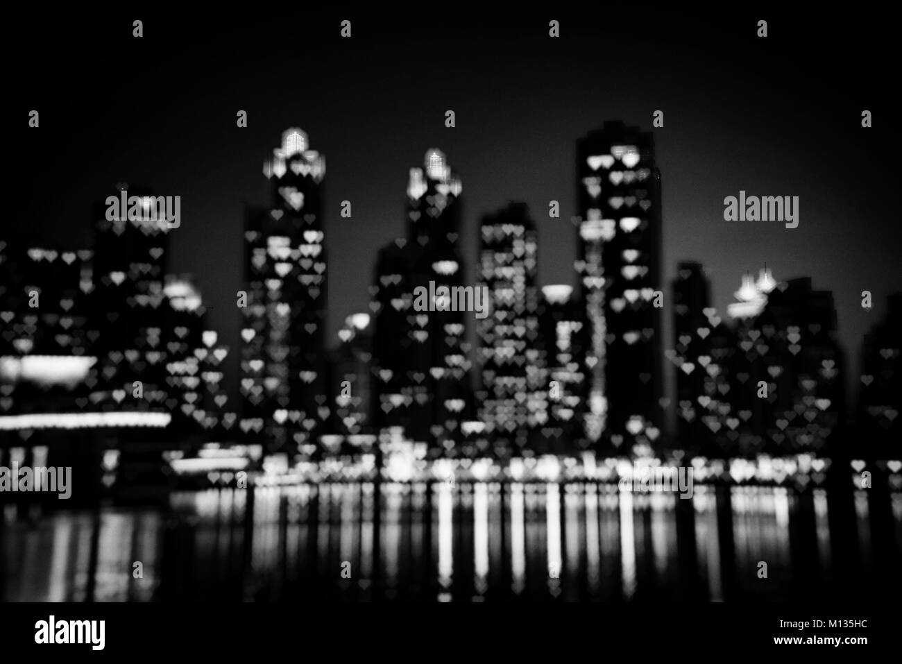 Nacht Stadtbild von Dubai. Defokussierten Schwarzweiß gedreht mit Herz geformten Bokeh Stockfoto