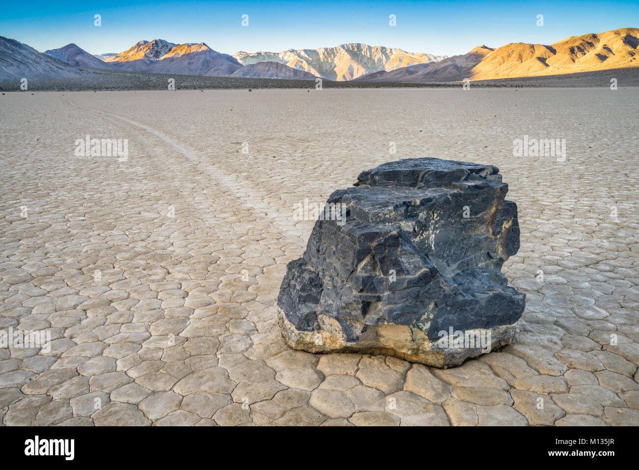 Das Racetrack Playa ist vor der nordwestlichen Seite des Death Valley gelegen, im Death Valley National Park, Inyo County, Kalifornien, USA. Stockfoto