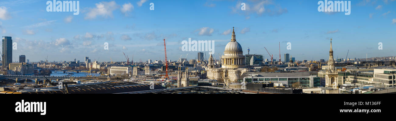 London, UK, 25. Januar 2018. Panoramablick auf die Skyline Dachterrasse mit Blick auf die Eigenschaften, die nach Westen von der Stadt über London in Richtung landmark iconic Kuppel von Sir Christopher Wren's St Paul's Cathedral auf die Skyline von London, mit Blick auf Immobilien, soweit die Themse und Westminster, London, England, UK. London genossen ein Morgen Sonnenschein, blauem Himmel und entfernten Blick auf dieser angenehmen sonnigen Januar winter Tag. Die Kuppel der St. Pauls Kathedrale leuchtet durch die Morgensonne gegen den Himmel in der Mitte des Panoramas. Credit: Graham Prentice/Alamy Leben Nachrichten. Stockfoto