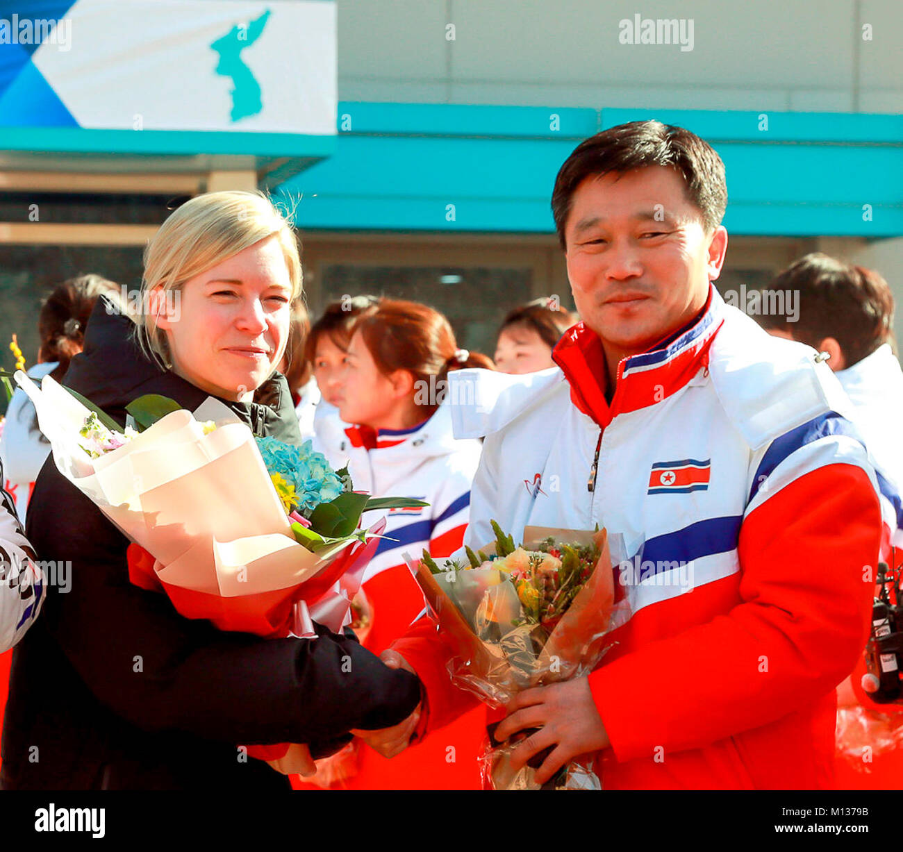 Sarah Murray und Park Chol-Ho, Jan 25, 2018: Sarah Murray (L), Trainer des Eis Süd-nord Korea's Unified Frauen Hockey Team und Park Chol-Ho, Trainer des Ice's North koreanische Frauen Hockey Team für Fotografen dar, nachdem die nordkoreanische Mannschaft an der Jincheon National Training Center, das ist eine nationale Athletic Training Center von Südkorea, in Jincheon, südöstlich von Seoul, Südkorea eingetroffen. Park, zwölf Nordkoreanischen Spieler und zwei Nordkoreanische Mitarbeiter überquerten die Grenze nach Südkorea am Donnerstag Ice ist eine gemeinsame Süd-nord Frauen Hockey Mannschaft für die PyeongChang 2018 Winter Ol zu bilden Stockfoto