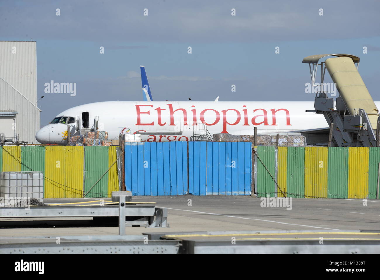 Addis Abeba, Äthiopien. 28 Nov, 2017. Flugzeuge der Ethiopian Airlines stehen auf dem Gelände des Addis Abeba Bole International Airport in Addis Abeba, Äthiopien, 28. November 2017. Fliegen in Afrika ist meist langwierig und teuer, aufgrund der Tatsache, dass es nicht einem einheitlichen Luftraum auf dem Kontinent. Die Afrikanische Union plant eine Initiative, um das zu ändern. Credit: Gioia Forster/dpa/Alamy leben Nachrichten Stockfoto