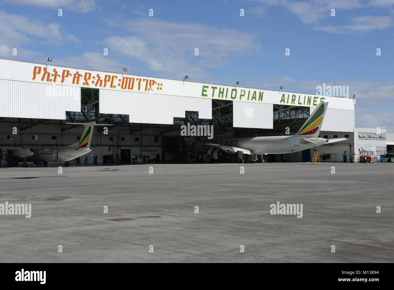 Addis Abeba, Äthiopien. 28 Nov, 2017. Flugzeuge der Ethiopian Airlines stehen auf dem Gelände des Addis Abeba Bole International Airport in Addis Abeba, Äthiopien, 28. November 2017. Fliegen in Afrika ist meist langwierig und teuer, aufgrund der Tatsache, dass es nicht einem einheitlichen Luftraum auf dem Kontinent. Die Afrikanische Union plant eine Initiative, um das zu ändern. Credit: Gioia Forster/dpa/Alamy leben Nachrichten Stockfoto