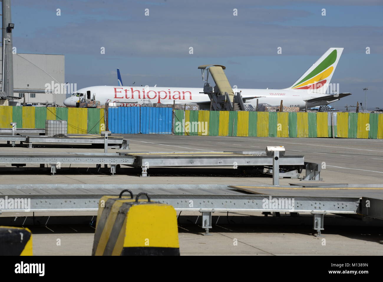 Addis Abeba, Äthiopien. 28 Nov, 2017. Flugzeuge der Ethiopian Airlines stehen auf dem Gelände des Addis Abeba Bole International Airport in Addis Abeba, Äthiopien, 28. November 2017. Fliegen in Afrika ist meist langwierig und teuer, aufgrund der Tatsache, dass es nicht einem einheitlichen Luftraum auf dem Kontinent. Die Afrikanische Union plant eine Initiative, um das zu ändern. Credit: Gioia Forster/dpa/Alamy leben Nachrichten Stockfoto