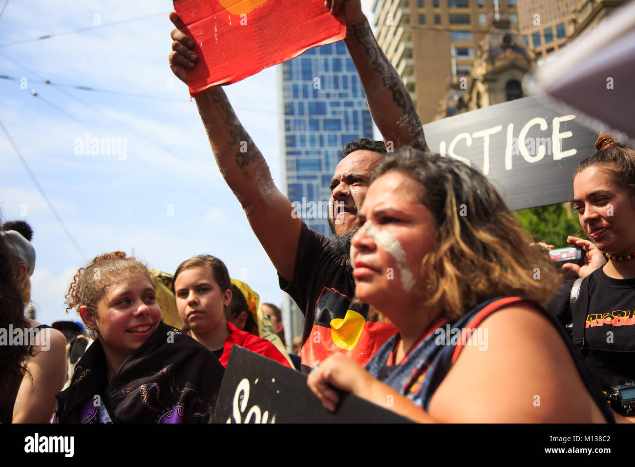 Melbourne, Australien am 26. Januar 2018. Indigene rechte Demonstranten marschieren in der CBD während der Invasion Tag (Australien Tag) Proteste in Melbourne, Australien, die am 26. Januar 2018. Credit: Dave Hewison Sport/Alamy leben Nachrichten Stockfoto