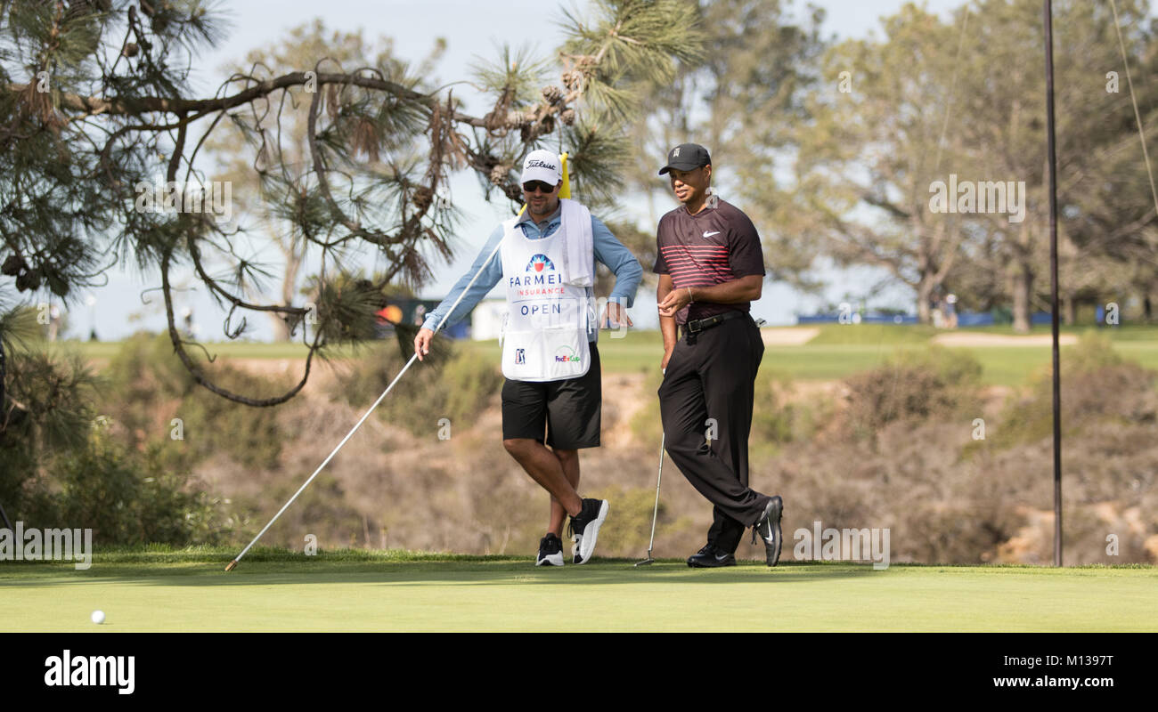 San Diego, USA. 25. Januar, 2018. Tiger Woods, rechts, und sein caddie, Joe LaCava, Links, sprechen bei der Farmers Insurance Open in San Diego, Kalifornien am Donnerstag, Januar 25, 2018 (Rishi Deka). Credit: Rishi Deka/Alamy leben Nachrichten Stockfoto