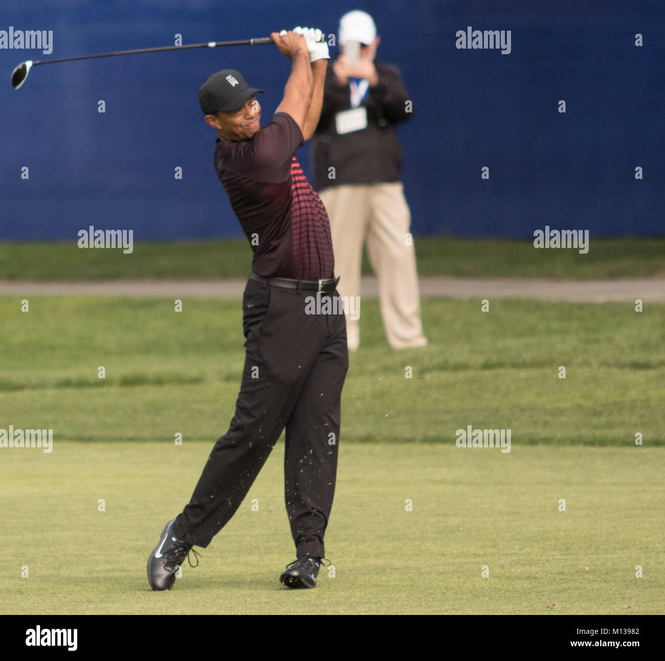 San Diego, USA. 25. Januar, 2018. Tiger Woods treibt die Golf Ball während der Farmers Insurance Open in San Diego, Kalifornien am Donnerstag, Januar 25, 2018 (Rishi Deka). Credit: Rishi Deka/Alamy leben Nachrichten Stockfoto