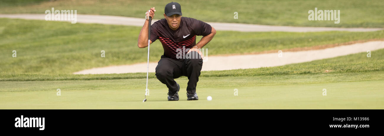 San Diego, USA. 25. Januar, 2018. Tiger Woods bereitet die Golf ball Schlag während der Farmers Insurance Open in San Diego, Kalifornien am Donnerstag, Januar 25, 2018 (Rishi Deka). Credit: Rishi Deka/Alamy leben Nachrichten Stockfoto