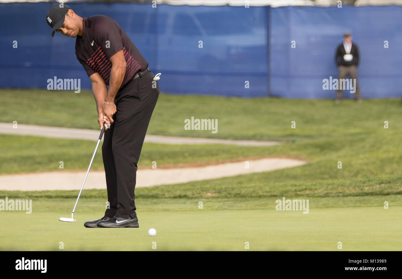 San Diego, USA. 25. Januar, 2018. Tiger Woods Schlägen den Ball bei der Farmers Insurance Open in San Diego, Kalifornien am Donnerstag, Januar 25, 2018 (Rishi Deka). Credit: Rishi Deka/Alamy leben Nachrichten Stockfoto