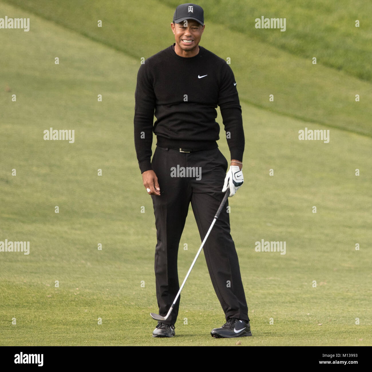 San Diego, USA. 25. Januar, 2018. Tiger Woods sieht traurig nach der Fahrt den Ball bei der Farmers Insurance Open in San Diego, Kalifornien am Donnerstag, Januar 25, 2018 (Rishi Deka). Credit: Rishi Deka/Alamy leben Nachrichten Stockfoto