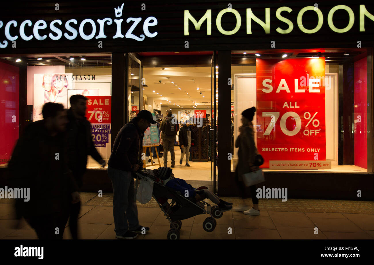 London, Großbritannien. 22 Jan, 2018. Menschen gehen vorbei an einem "Verkauf" Werbung von einem Monsun Store auf der Oxford Street in London. Credit: Rahman Hassani/SOPA/ZUMA Draht/Alamy leben Nachrichten Stockfoto