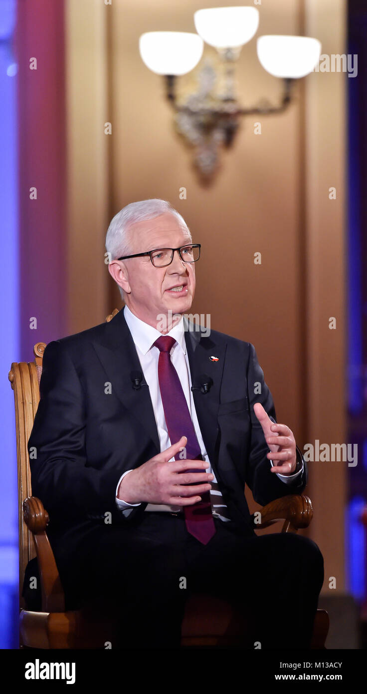 Prag, Tschechische Republik. 25 Jan, 2018. Akademische Jiri Drahos (Bild) war mutiger als bisher in das zweite TV-Duell der Tschechischen Präsidentschaftskandidaten am Donnerstag, während die etablierten Präsident Milos Zeman unter Druck erhielt, auch durch das Format der Debatte über öffentliche Tschechische Fernsehen (CT) in Prag, Tschechien, 25. Januar 2018. Drahos sagte in seiner Botschaft, die er der Kandidat wurde der Blick in die Zukunft. Zeman hat nichts mit der Nation zu wählen. Quelle: Vit Simanek/CTK Photo/Alamy leben Nachrichten Stockfoto