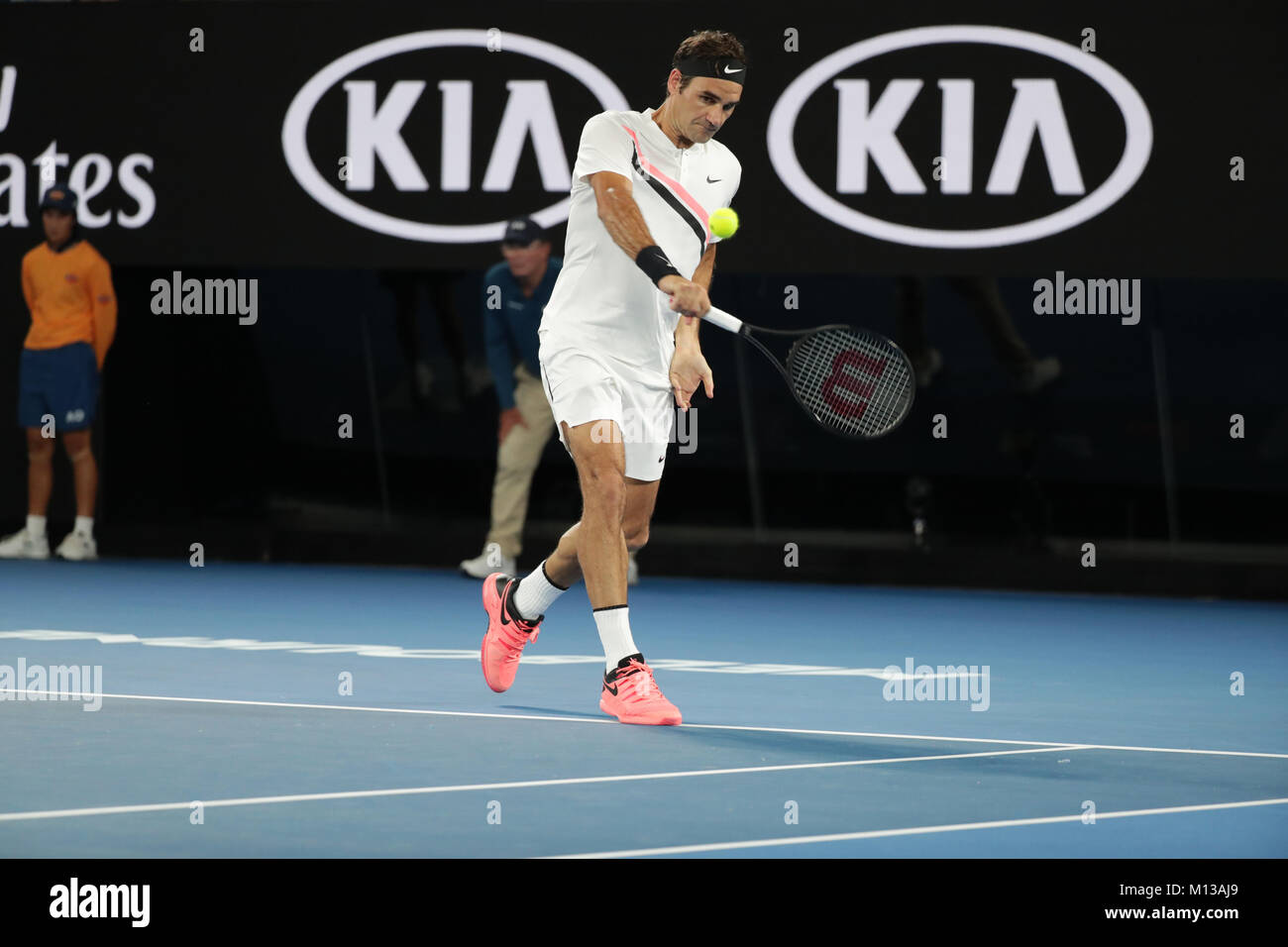 Melbourne, Australien. 26. Januar, 2018. Schweizer Tennisspieler Roger Federer ist in Aktion während seiner Halbfinale bei den Australian Open match vs Koreanischen tennis player Hyeon Chung am 26.01.2009 in Melbourne, Australien 2018 - © Yan Lerval/Alamy leben Nachrichten Stockfoto