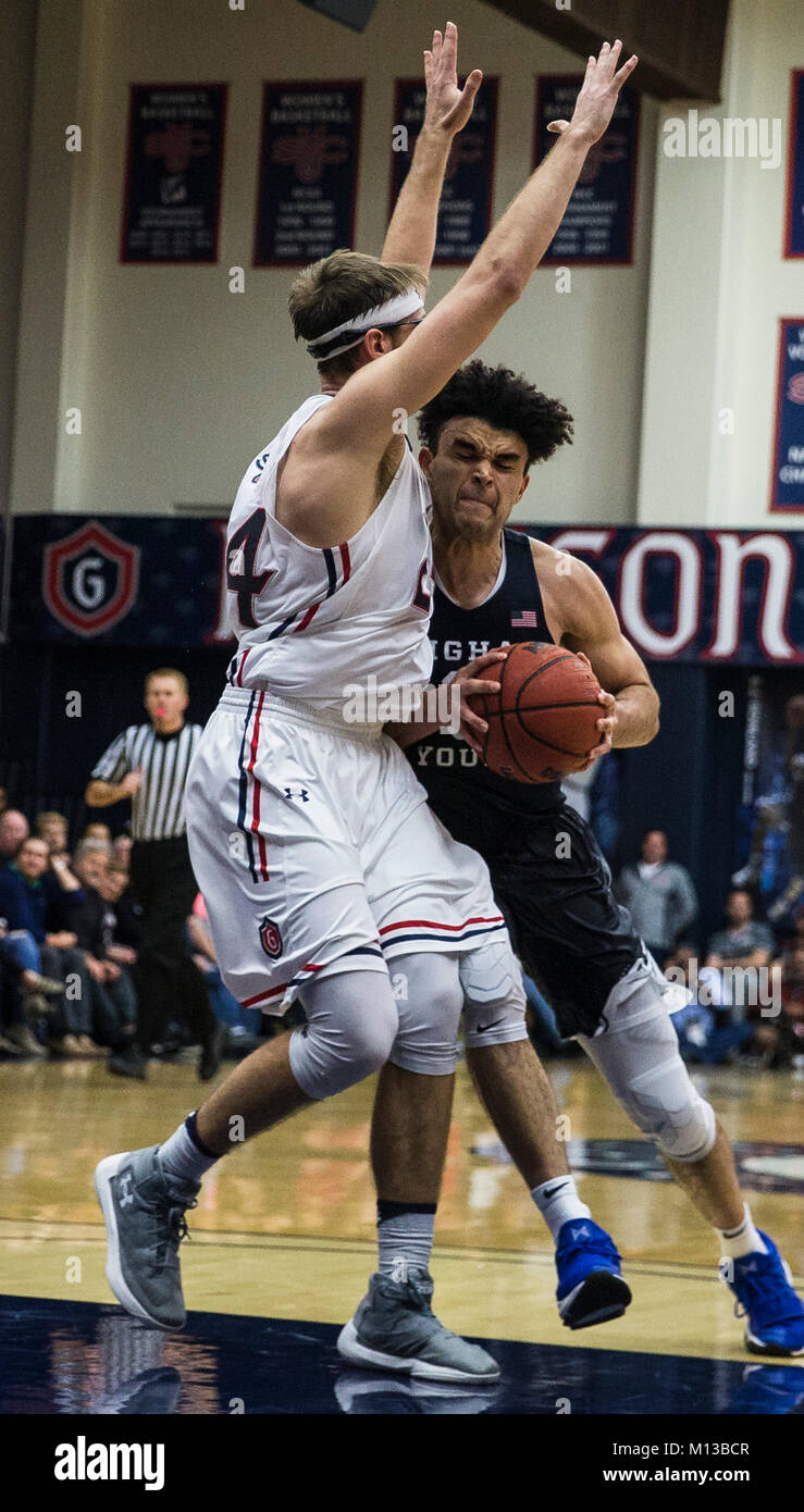 Jan 25, 2018 Moraga, CA USA Brigham Young Guard Elia Bryant (3) zählte 13 Punkte, 9 Rebounds, 3 Assist, 1 Laufwerke, die an die Hoop stehlen und beim Basketballspiel der NCAA Men zwischen der Brigham Young Cougars und die Saint Mary's Gaels 62-75 an McKeon Pavillon Moraga Calif Thurman James/CSM verloren gezählt Stockfoto