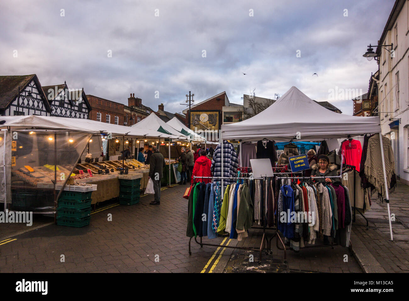 Leominster, Großbritannien. 26 Jan, 2018. Shopper sind im traditionellen Leominster Freitag Markt in Mais am 26. Januar 2018 gesehen. Der norden Herefordshire Stadt bewirtet hat einen Freitag Markt für Jahrhunderte. Quelle: Jim Holz/Alamy leben Nachrichten Stockfoto