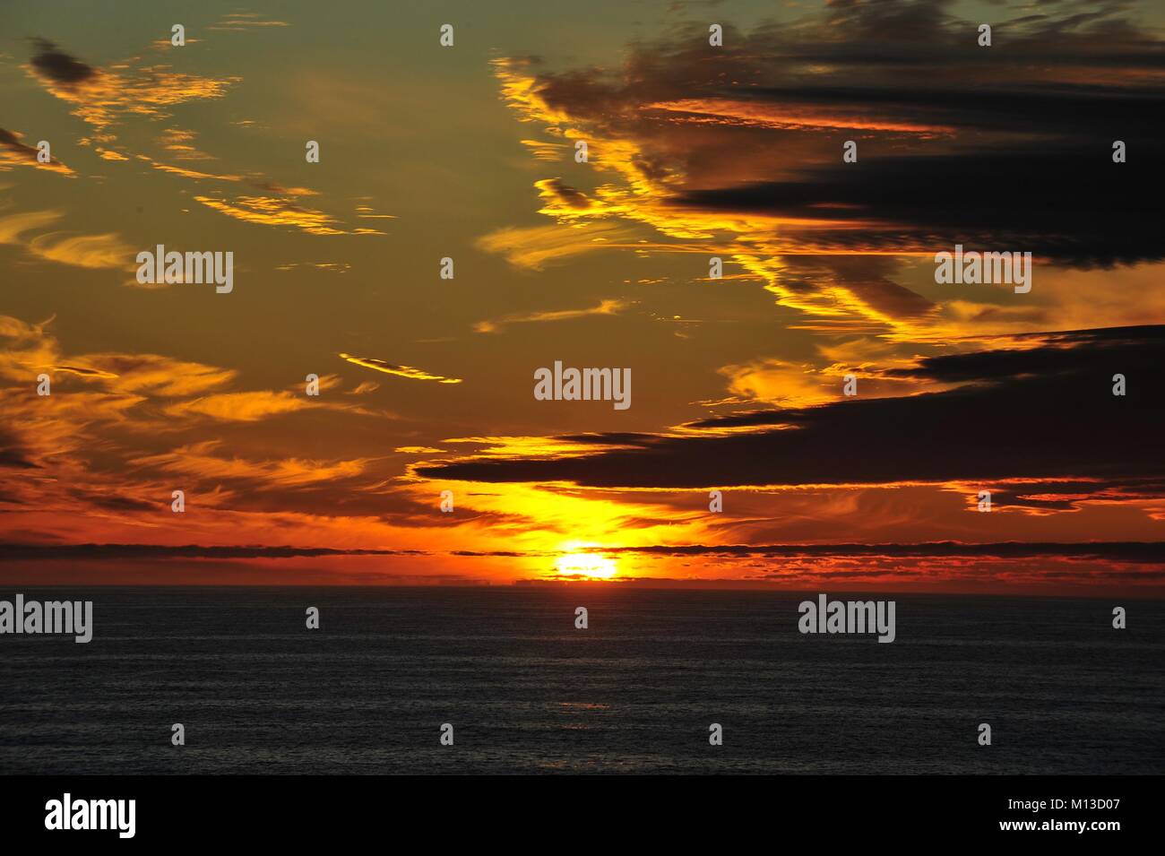 Peking, China. 21. Juli 2010. Datei Foto am Juli 21, 2010 (lokale Zeit) zeigt den Blick auf den Sonnenuntergang von China's Eisbrecher 'Xue Long" oder "jetzt Dragon' genommen. Die Snow Dragon gesegelt, Chukchi Meer während der polartag. Chukchi Sea ist eine marginale Meer des Arktischen Ozeans. China versprach, friedliche Nutzung der Arktis und engagiert sich für die Wahrung von Frieden und Stabilität in der Region, sagte ein Weißbuch vom Staatsrat Informationen Büro Freitag ausgestellt. Credit: Zhang Jiansong/Xinhua/Alamy leben Nachrichten Stockfoto Peking, China. 21. Juli 2010. Datei Foto am Juli 21, 2010 (lokale Zeit) zeigt den Blick auf den Sonnenuntergang von China's Eisbrecher 'Xue Long" oder "jetzt Dragon' genommen. Die Snow Dragon gesegelt, Chukchi Meer während der polartag. Chukchi Sea ist eine marginale Meer des Arktischen Ozeans. China versprach, friedliche Nutzung der Arktis und engagiert sich für die Wahrung von Frieden und Stabilität in der Region, sagte ein Weißbuch vom Staatsrat Informationen Büro Freitag ausgestellt. Credit: Zhang Jiansong/Xinhua/Alamy leben Nachrichten Stockfoto