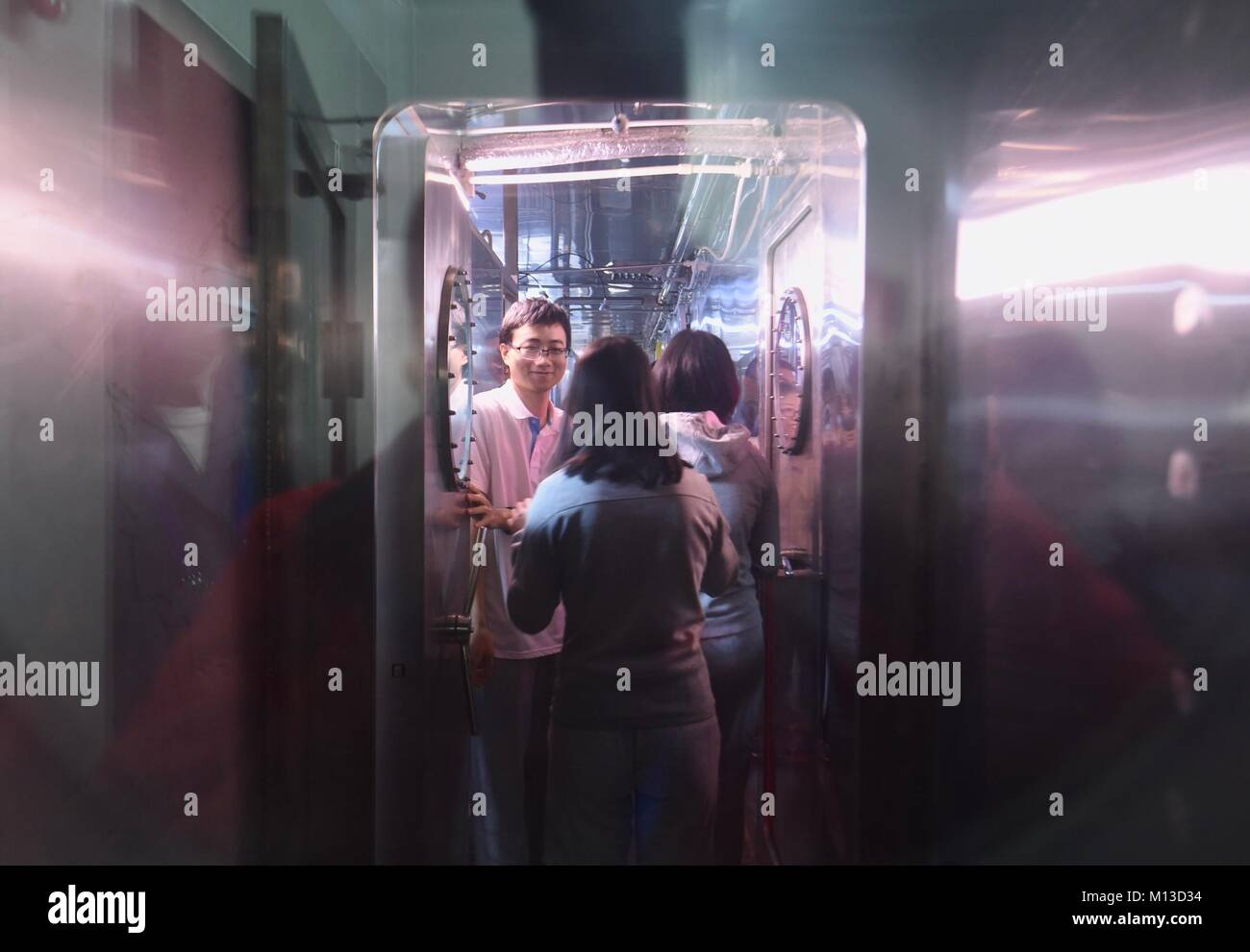 (180126) - Peking, Jan. 26, 2018 (Xinhua) - Die erste Gruppe von Freiwilligen wieder in der Kabine an der Beihang Universität in Peking, Jan. 26, 2018. Zwei männliche und zwei weibliche Studenten aus beihang University, die zweite Gruppe von Freiwilligen, die in Yuegong-1, auch bekannt als Lunar Palace 1, die zweite Phase seines 365-Tag am Boden experiment Freitag, einen Weltrekord für den längsten Aufenthalt in einer eigenständigen "Kabine". Die erste Gruppe von Freiwilligen, die zuvor in der Kabine für 60 Tage hier und hatte, wieder die Kabine der zweiten Gruppe zu ersetzen eingegeben, beginnt die dritte und letzte Phase Stockfoto