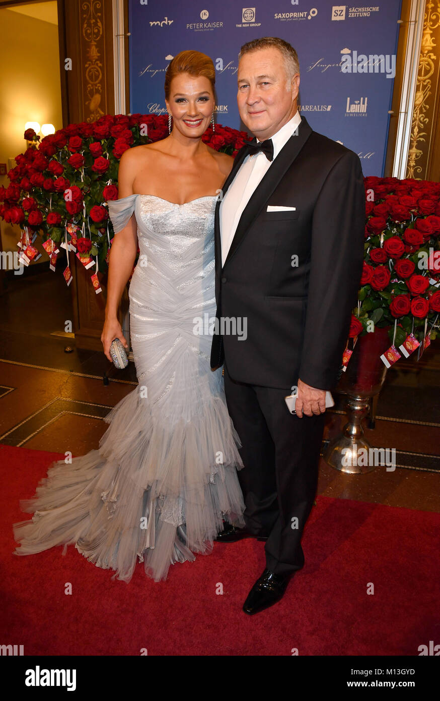 Die ehemalige deutsche Schwimmerin Franziska Van Ginneken und ihr Lebensgefährte Jürgen B. Härter sind am 26.01.2018 zu Gast auf dem 13. Semperopernball in der Semperoper in Dresden (Sachsen). Das diesjährige Motto des Semperopernballs lautet 'Magisches Dresden-der Ball unterstützt dabei, Glück." Der ehemalige deutsche Schwimmerin Franziska Van Ginneken und ihr Partner Juergen B. Härter, die Teilnahme an der 13. Semper Opernball in Dresden, Deutschland, 26. Januar 2018. Das diesjährige Motto des Semper Opernball wird als "magischen Dresden - der Ball Glück bringt." Foto: Jens Kalaene/dpa Stockfoto