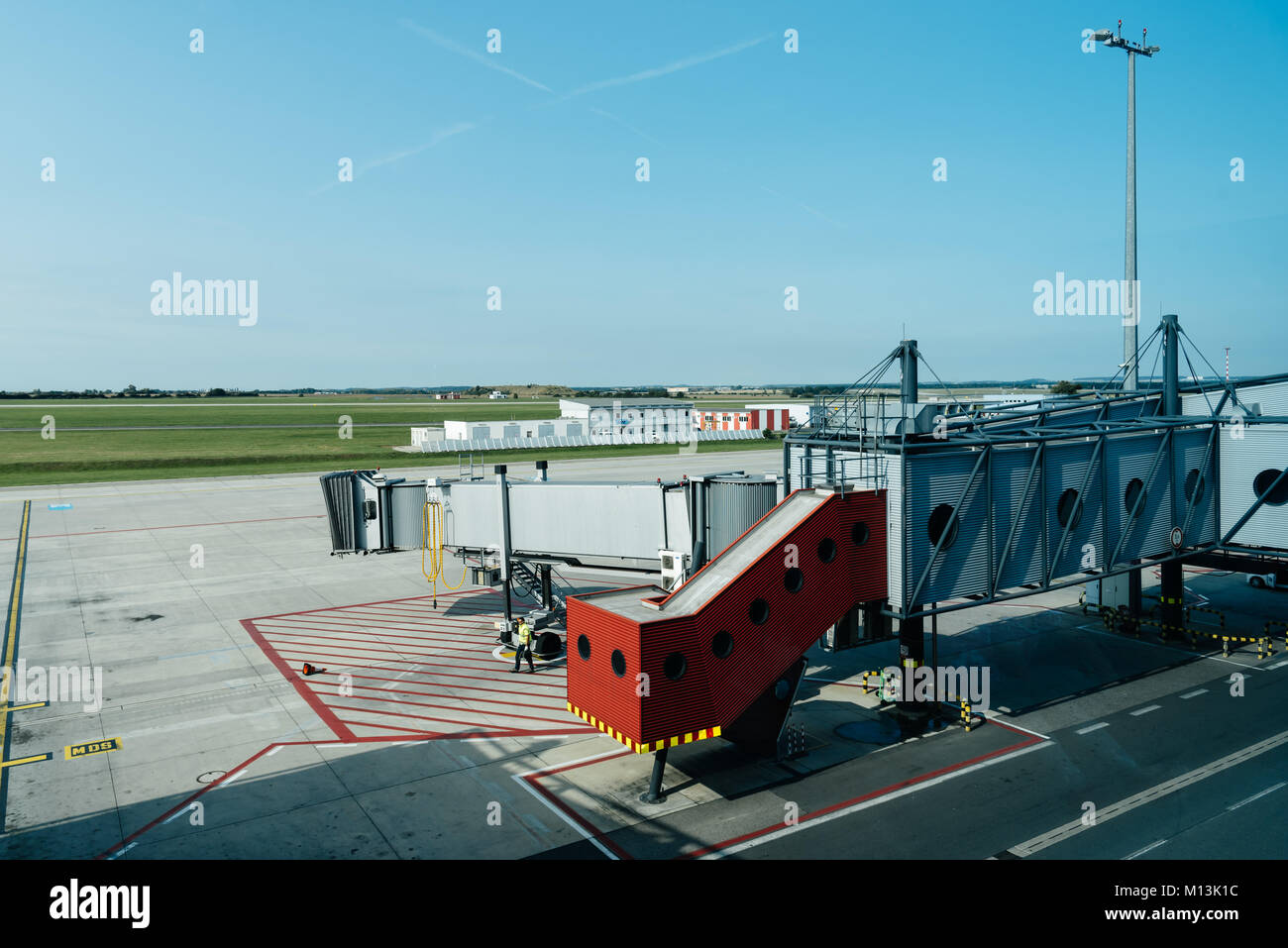 Prag, Tschechische Republik - 22. August 2017: Jetway oder Finger in der Start- und Landebahn von Vaclav Havel Prag Flughafen Stockfoto