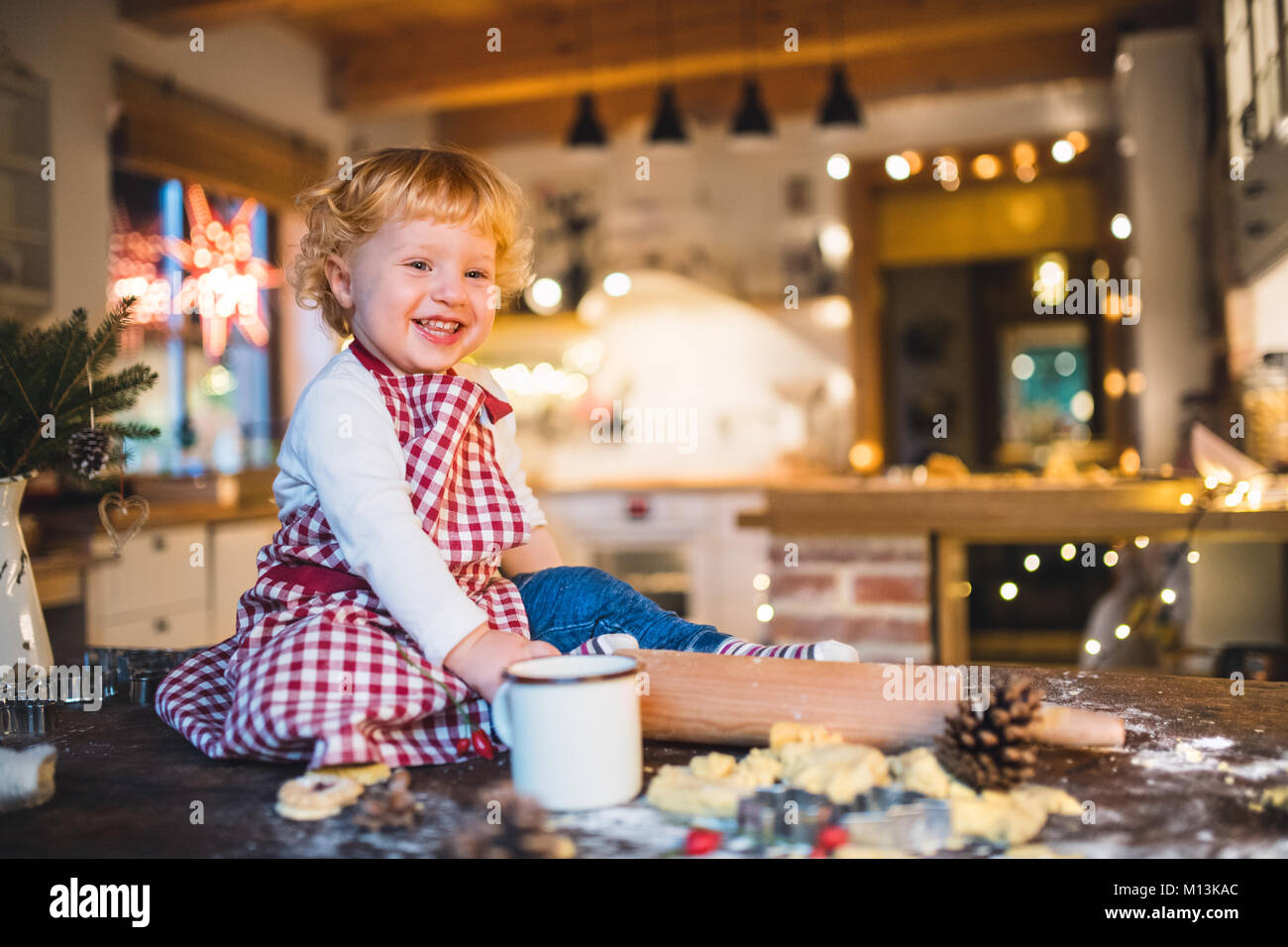 Toddler Boy, Gingerbread cookies zu Hause. Stockfoto