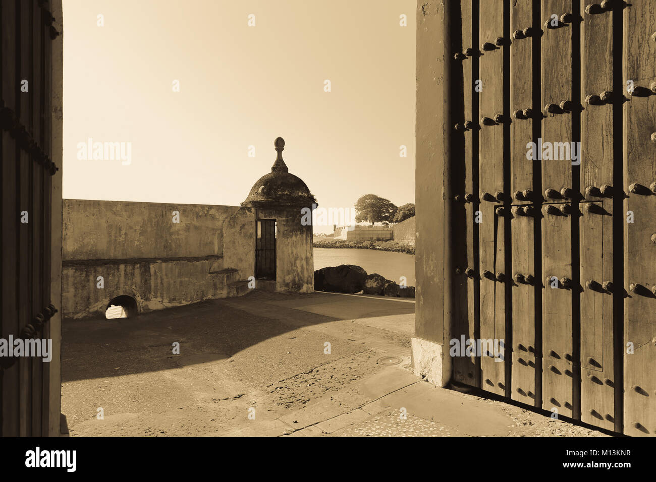 Blick auf die Bucht von San Juan Puerta de San Juan und die Festung in der Altstadt von San Juan, San Juan, Puero Rico. Stockfoto