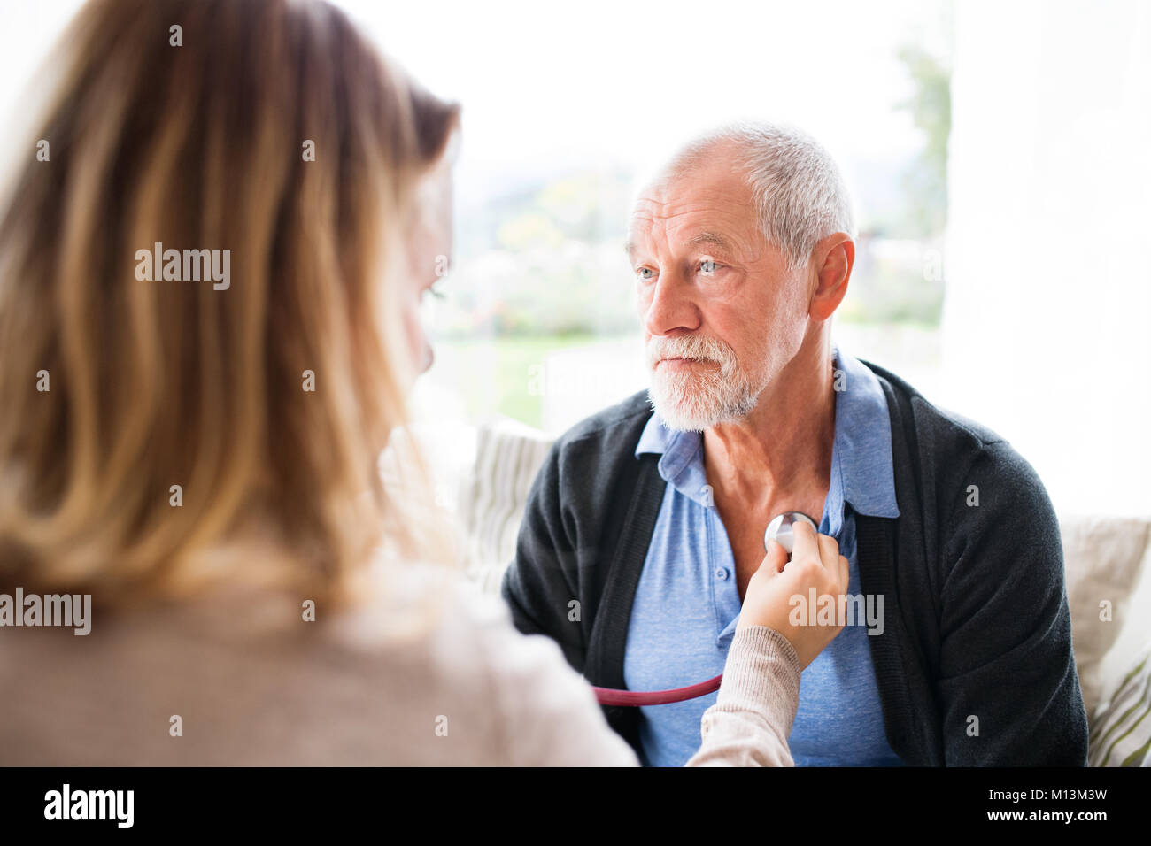 Gesundheit Besucher und ein älterer Mann im Hause besuchen. Stockfoto