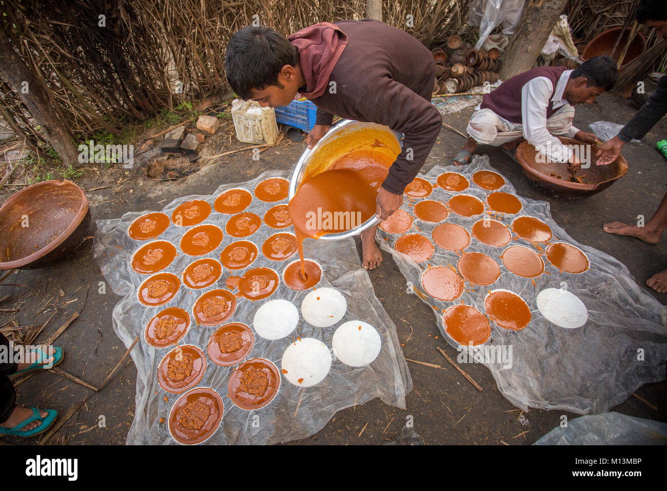 Heißes Date Palm Tree Saft wird in den Behälter an Iswardi, Bangladesch gegossen. Stockfoto