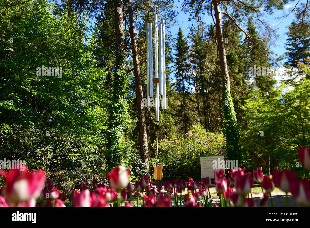 Mozirje, Slowenien am 2. Mai., 2017. Die größte abgestimmt - in Wind Glocken in Europa auf Mozirski gaj botanischen Park ausgestellt. Stockfoto