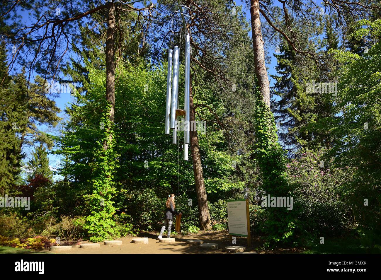 Mozirje, Slowenien am 2. Mai., 2017. Die größte abgestimmt - in Wind Glocken in Europa auf Mozirski gaj botanischen Park ausgestellt. Stockfoto