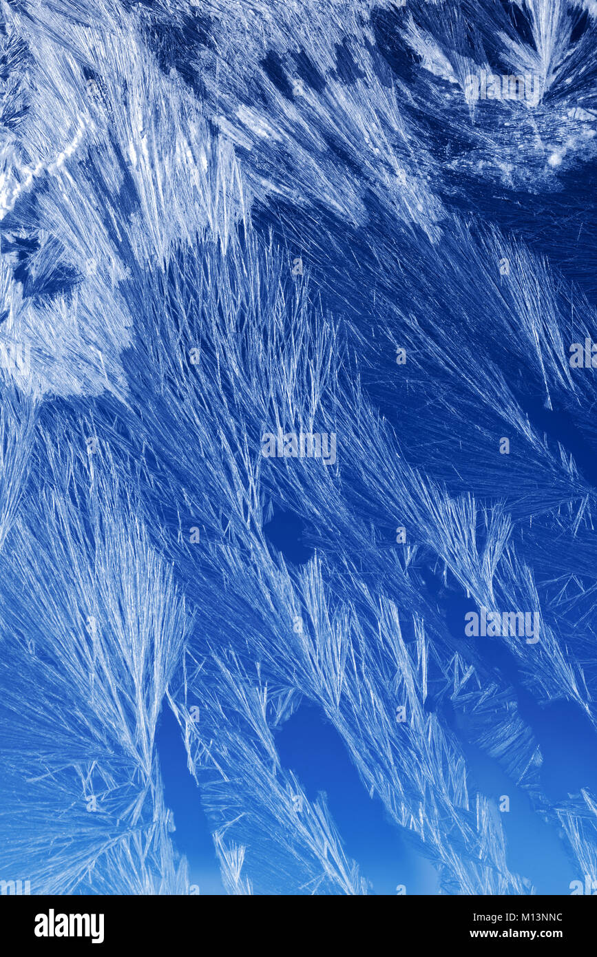 Texturen und Hintergründe: eiskristalle am Fenster, frost Textur über den blauen Himmel Gradienten. Abstrakte winter Muster, saisonale Hintergrund. Stockfoto