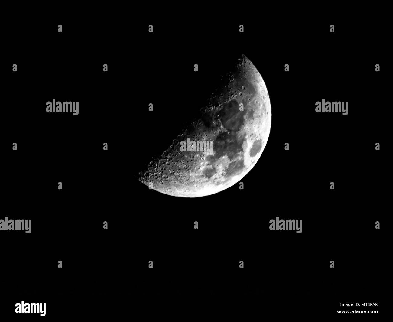 Half Moon auf Winter Nacht Stockfoto