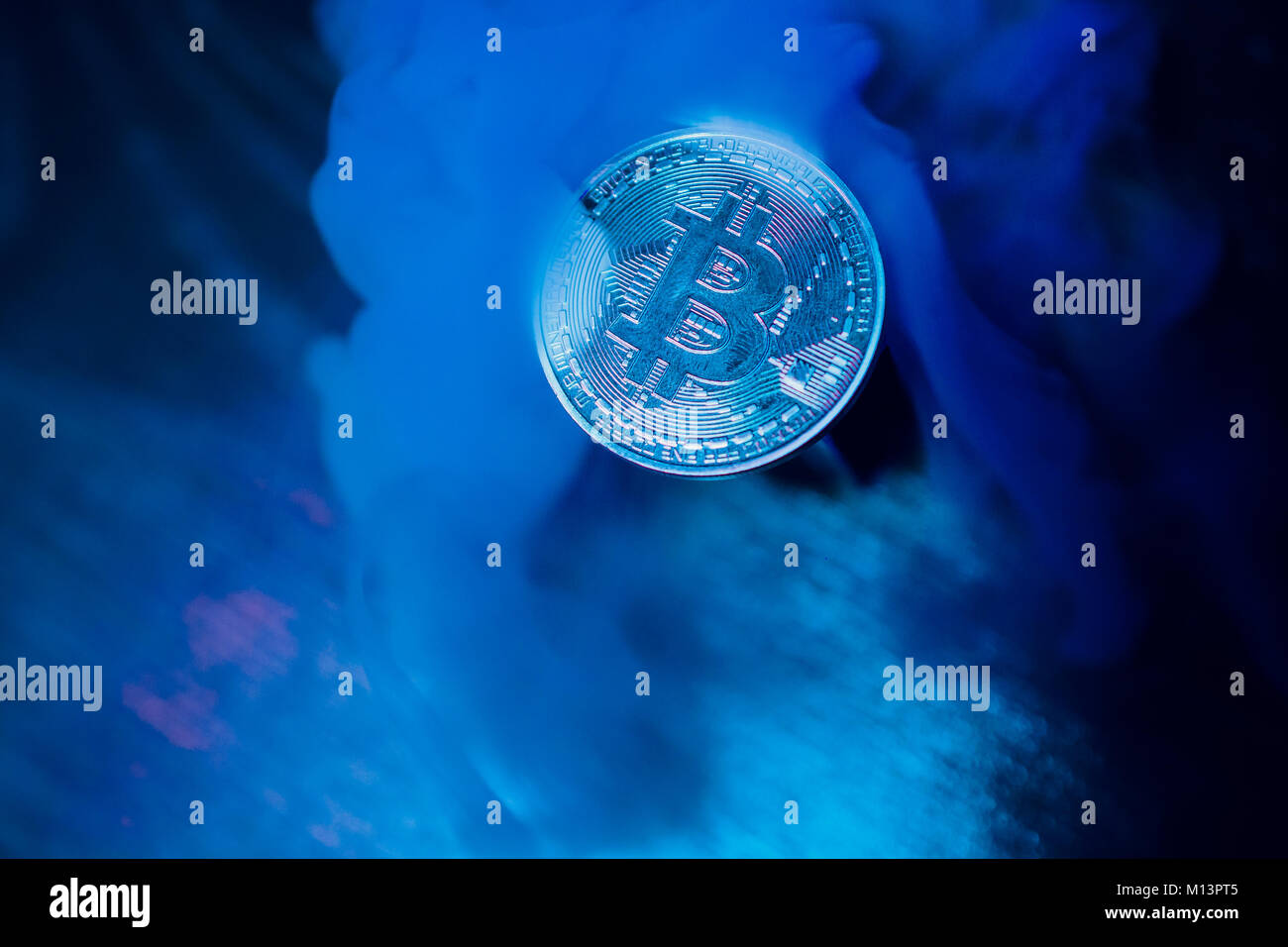 Brennen Symbol Der Bitcoin Mit Mann Im Hintergrund Konzeption Von - !   