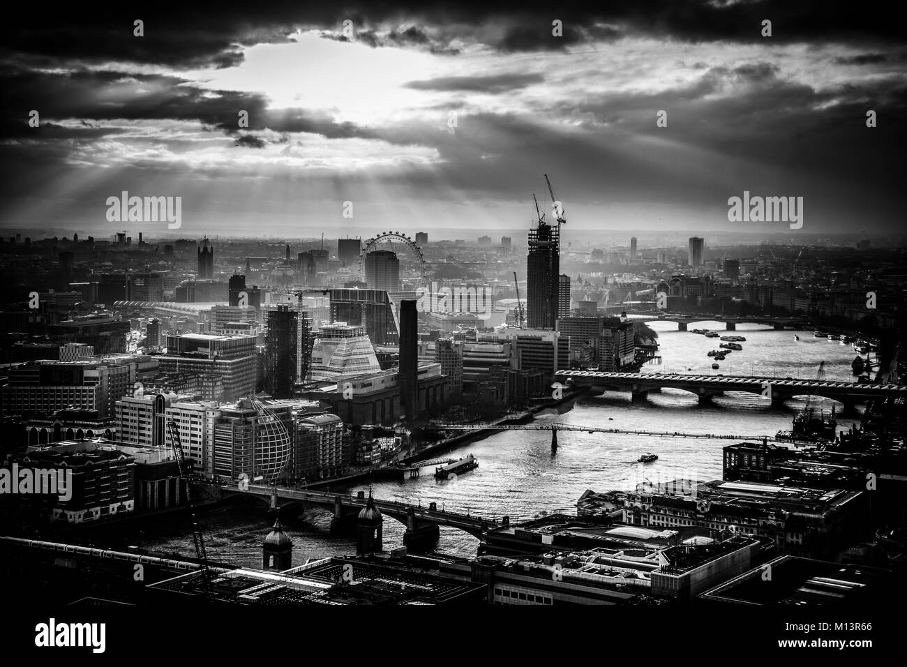 London unter dramatischen Himmel Stockfoto