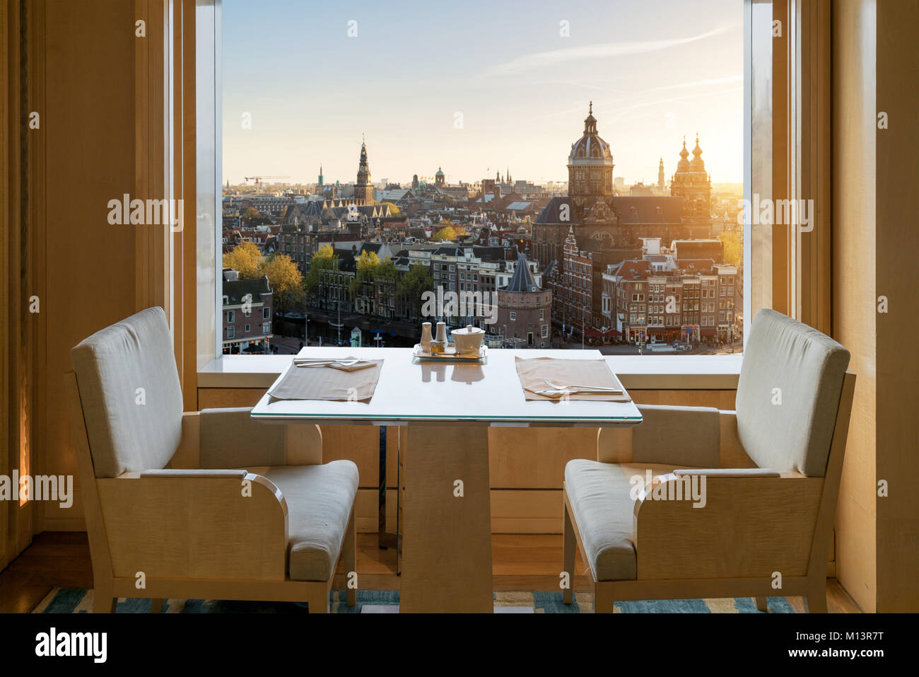 Moderner Luxus Restaurant Innenraum mit romantischen Sinn Blick auf die Altstadt von Amsterdam in Amsterdam, Niederlande. Stockfoto
