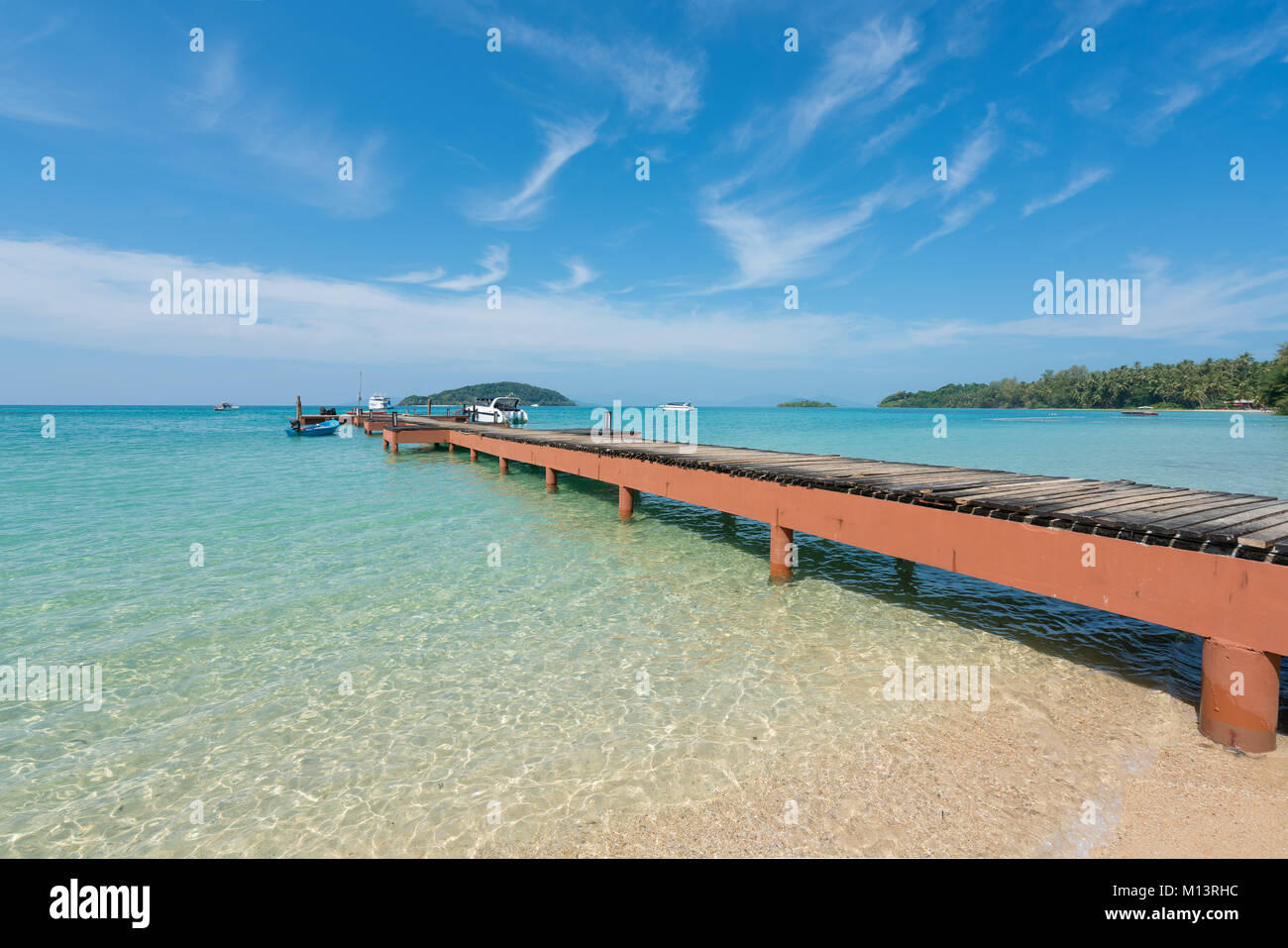 Hölzerne Seebrücke mit Boot in Phuket, Thailand. Sommer, Reisen, Ferien und Urlaub. Stockfoto
