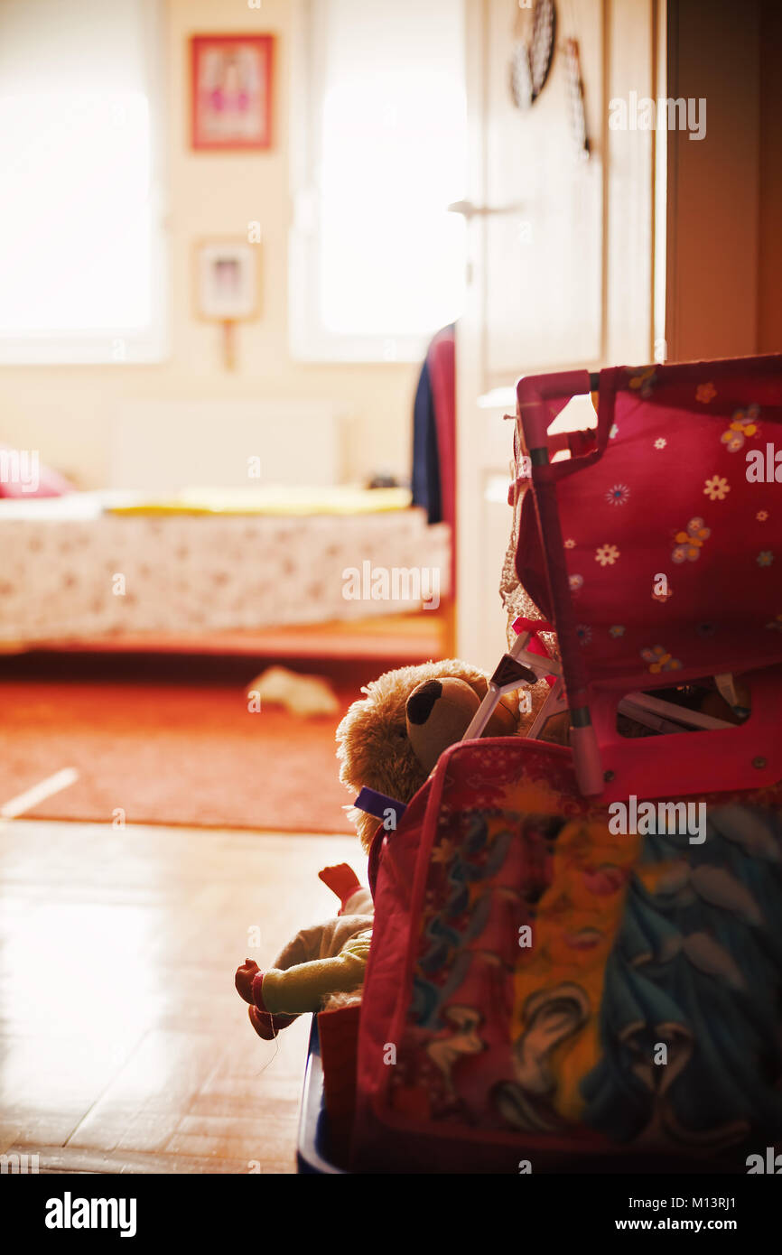 Detailansicht auf Spielzeug des Kindes im Warenkorb vor Schlafzimmer während des Tages. Gewöhnliche lifestyle Konzept. Stockfoto