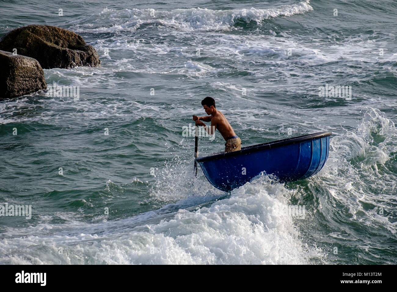 Vietnam, Phan Thiet, Ke Ga, Fischer in Ihrem Korb Boot Stockfoto