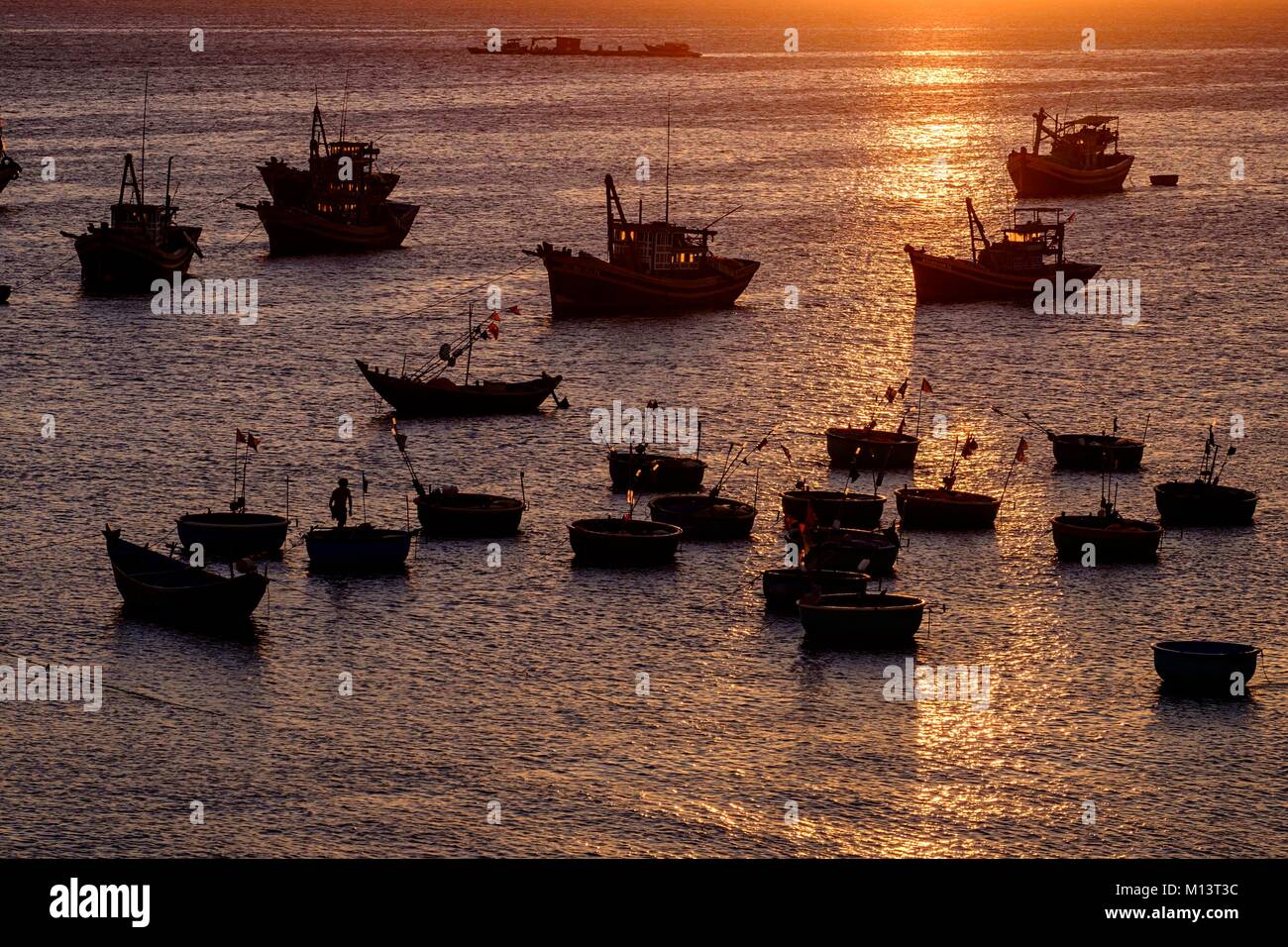 Vietnam, Binh Thuan Provinz, Mui Ne, Fischerboote in der Nähe des Strandes Stockfoto