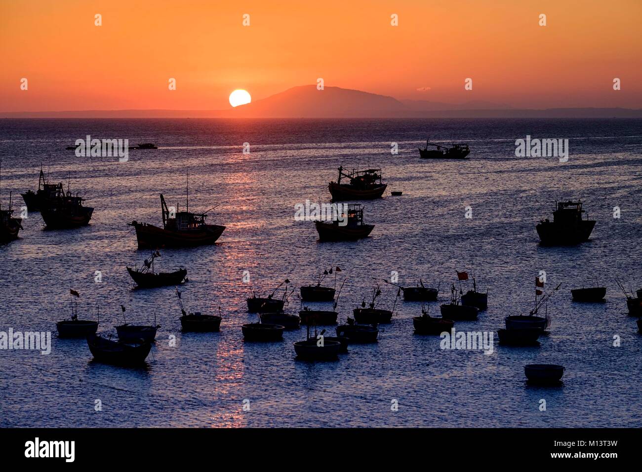Vietnam, Binh Thuan Provinz, Mui Ne, Fischerboote in der Nähe des Strandes Stockfoto