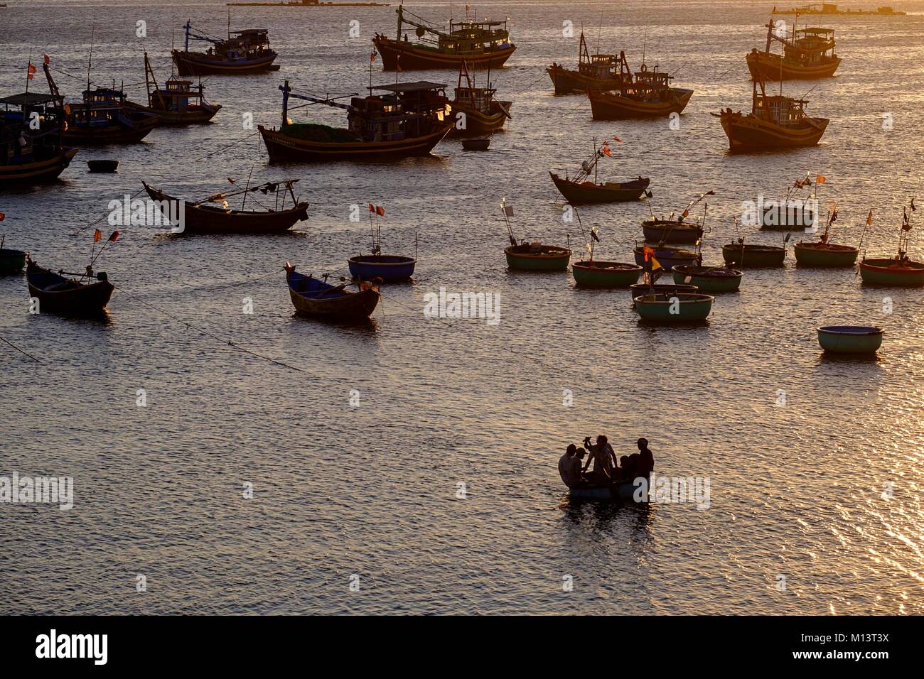 Vietnam, Binh Thuan Provinz, Mui Ne, Fischerboote in der Nähe des Strandes Stockfoto