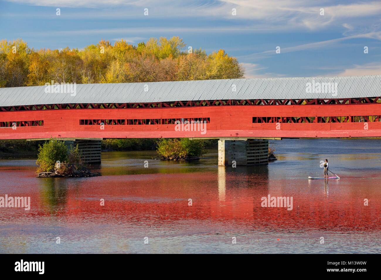 Kanada, Provinz Quebec, Outaouais, Pontiac region, Mansfield-et-Pontefract, Félix-Gabriel-Marchand überdachte Brücke den Fluss überqueren, paddleboarding Coulonge Model Release OK Stockfoto